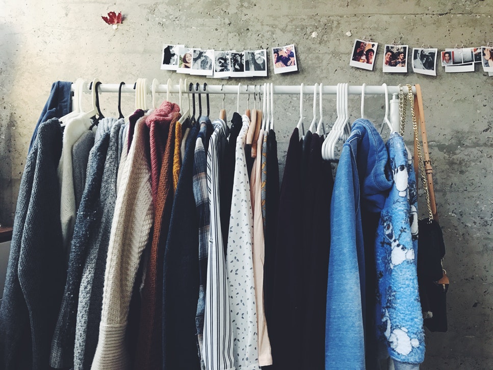 Jesenske ideje za fotografije za Instagram - oblačila na obešalniku