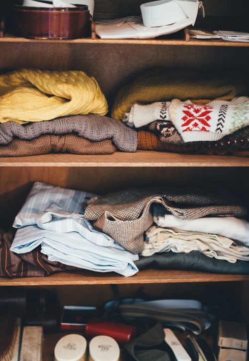 jesenske foto ideje za instagram - pleteni puloverji v omari