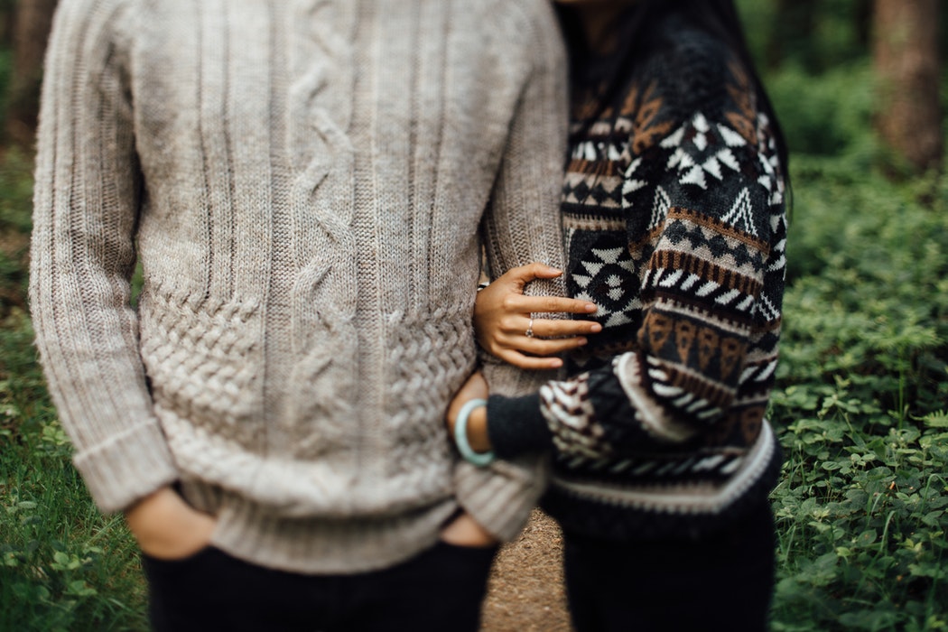 Jesenske ideje za fotografije za Instagram - par v puloverjih