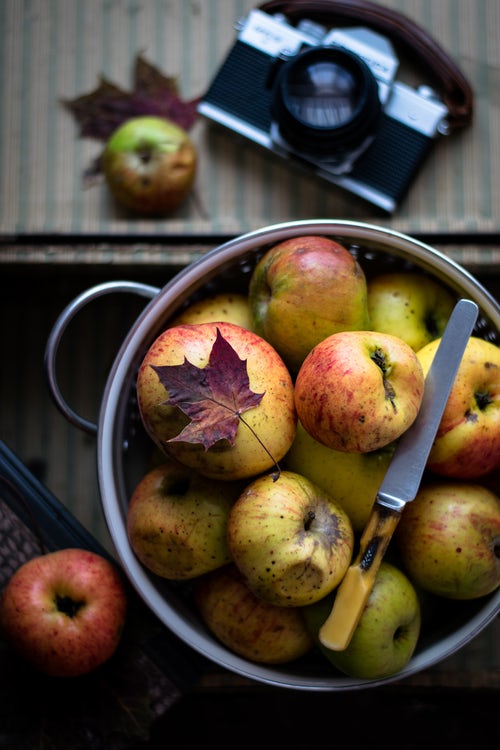 Jesenske ideje za fotografije za Instagram - jabolka na mizi