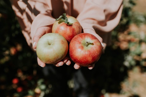 Jesenske ideje za fotografije za Instagram - jabolka v roki