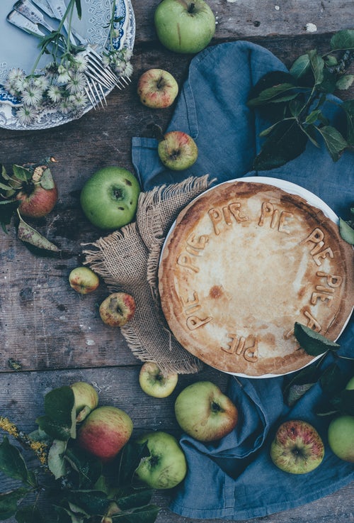 ideje za jesenske fotografije za instagram - jabolčna pita charlotte