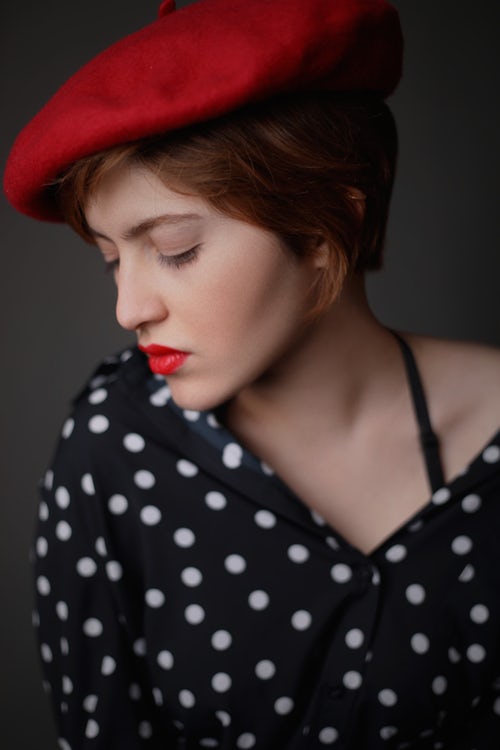 jesenske foto ideje za instagram - punca v baretki