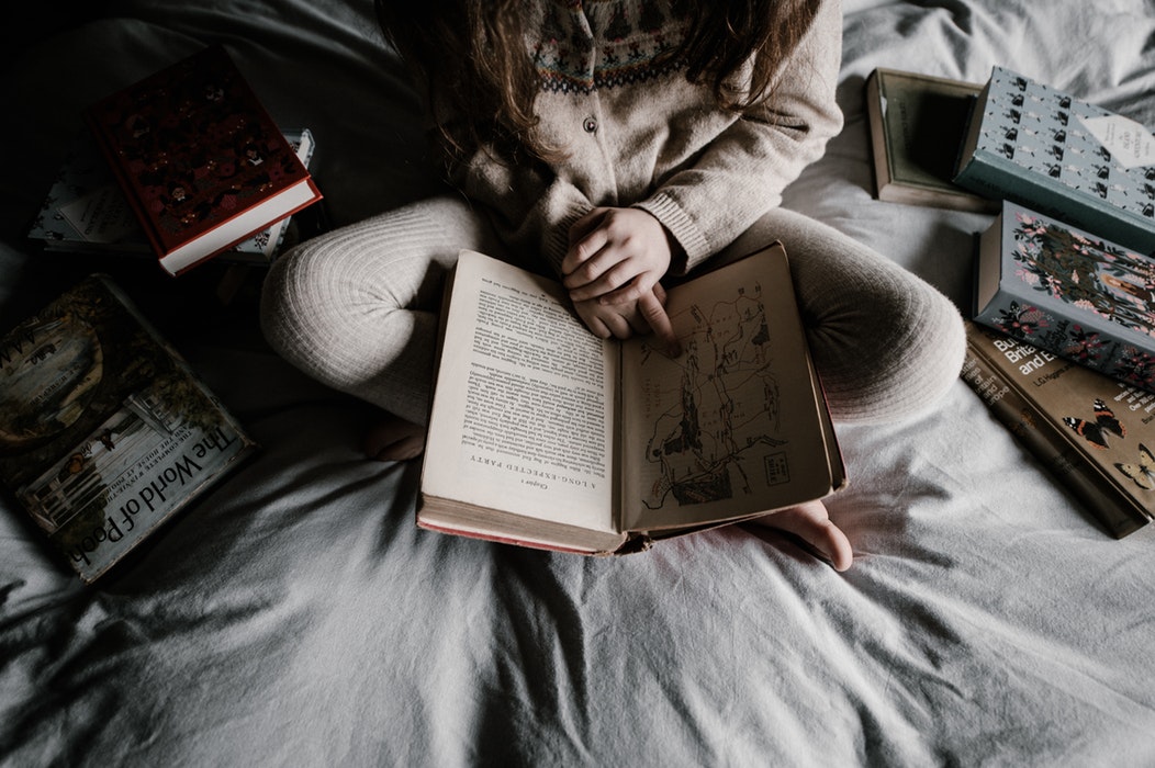 ideje za jesenske fotografije za instagram - preberi knjigo v postelji