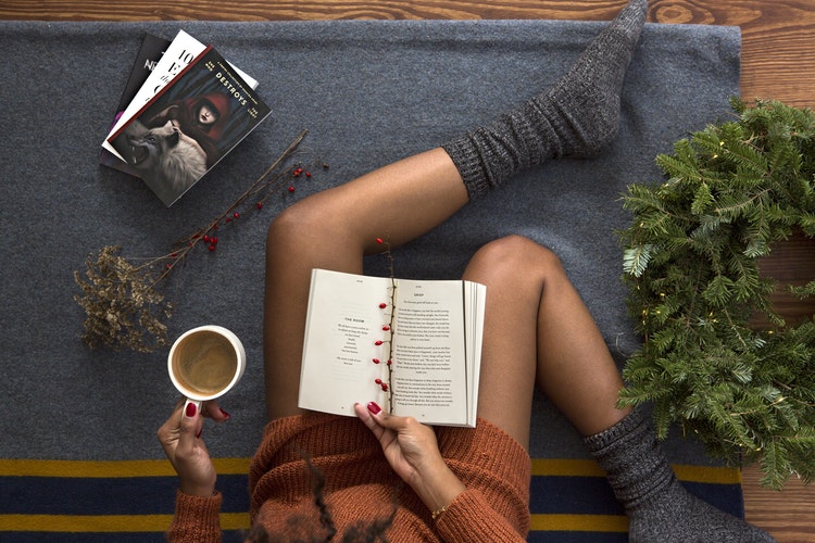 Jesenske ideje za fotografije za Instagram - punca s kavo in knjigo