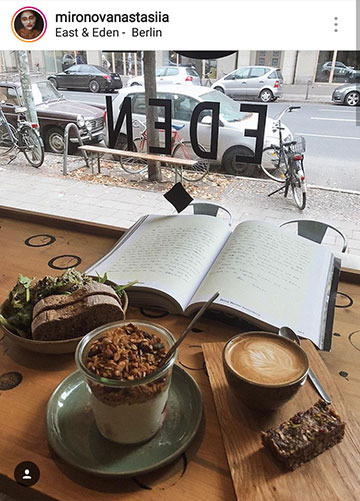 Jesenske ideje za fotografije za Instagram - preberite knjigo v kavarni