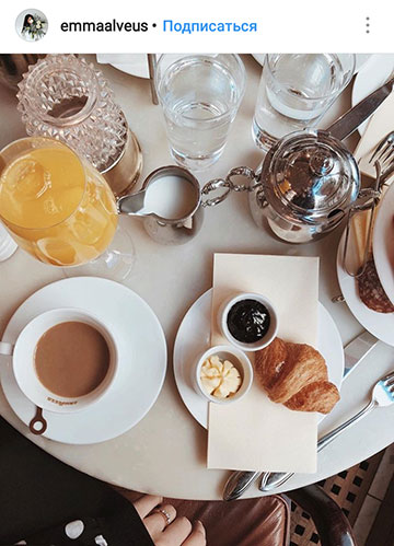ideje za jesenske fotografije za instagram - postavitev zajtrka v kavarni