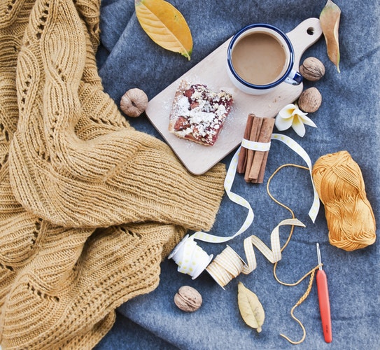 Jesenske ideje za fotografije za Instagram - postavitev ravnega puloverja za kavo