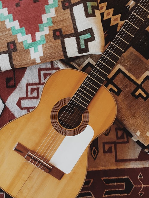 ideje za jesenske fotografije za instagram - kitara