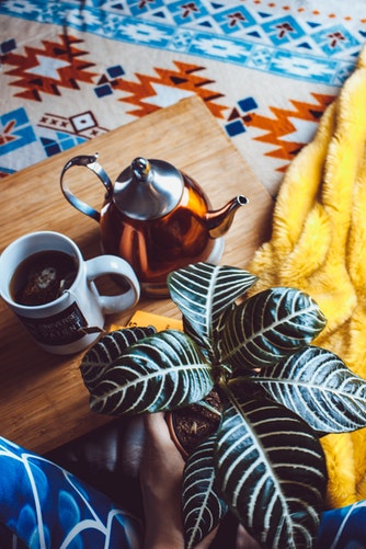 Jesenske ideje za fotografije za Instagram - čaj v postelji