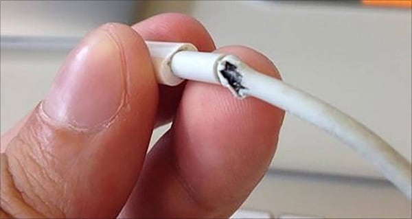 Vzrok napake je lahko poškodovan kabel USB.
