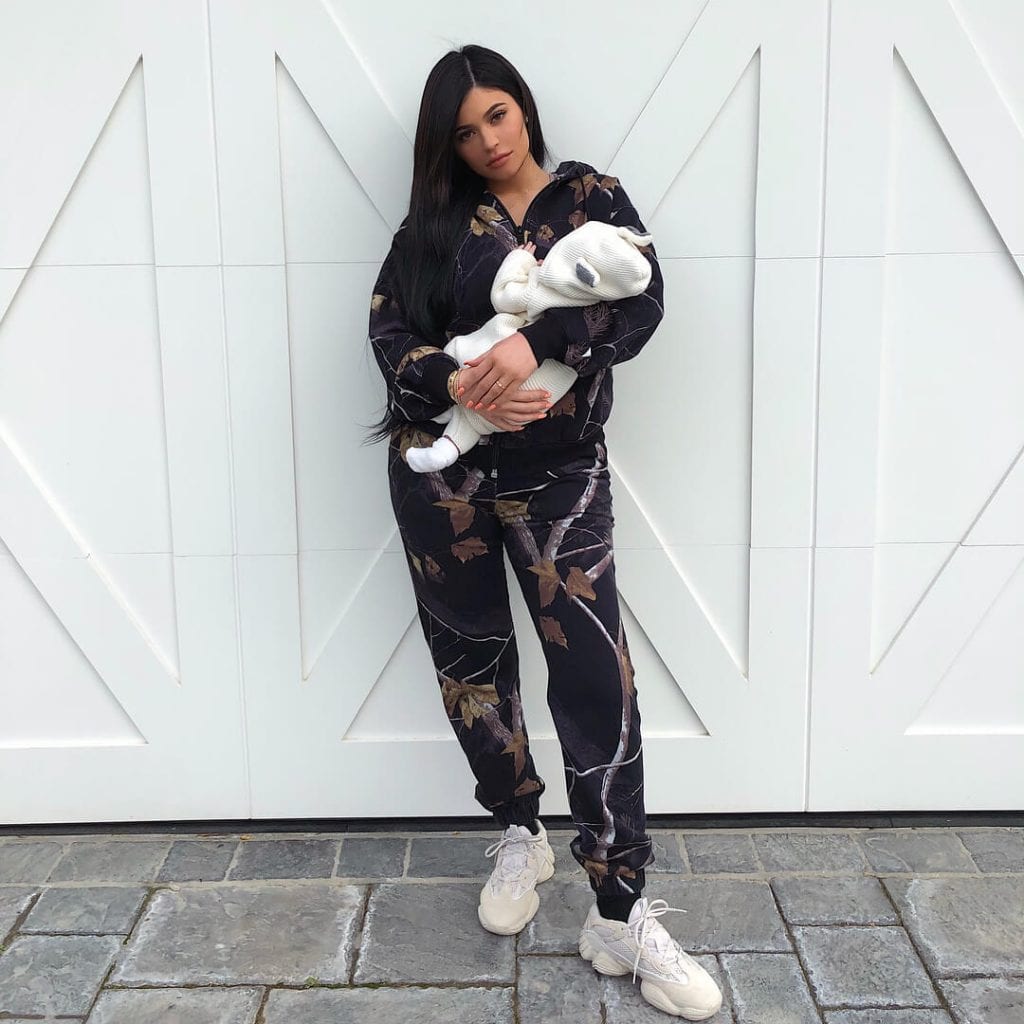 Kylie Jenner s hčerko, ki je mesec dni obrnila Instagram