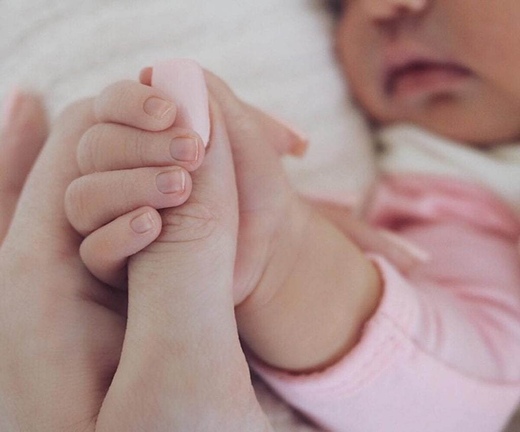 Kylie Jenner s svojo novorojeno hčerko Instagram